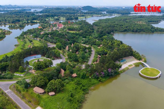 Làng Văn hóa - Du lịch các dân tộc Việt Nam nằm cách trung tâm TP Hà Nội hơn 40 km, có tổng diện tích 1.544 ha, trong đó 606 ha mặt đất, 939 ha mặt nước. Ảnh:Quang Phong/Báo Tin tức và Dân tộc