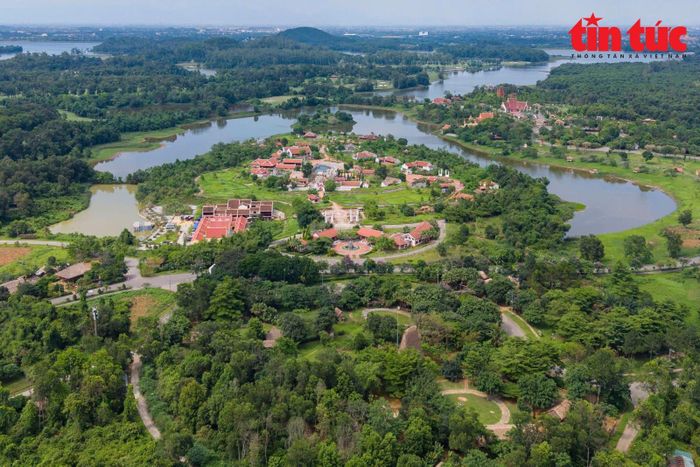 Làng Văn hóa - Du lịch các dân tộc Việt Nam được Thủ tướng Chính phủ phê duyệt quy hoạch từ năm 1997, với mục tiêu trở thành trung tâm hoạt động văn hóa mang tầm quốc gia, nơi tái hiện, gìn giữ, phát huy và khai thác các giá trị văn hóa truyền thống của cộng đồng 54 dân tộc Việt Nam. Ảnh:Quang Phong/Báo Tin tức và Dân tộc