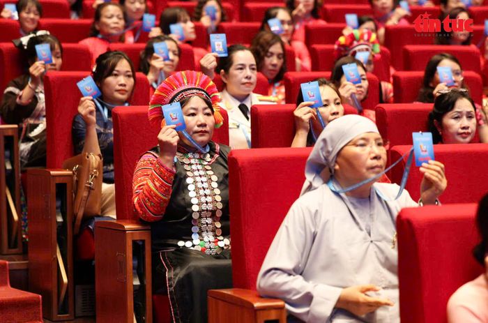 Các đại biểu biểu quyết tại đại hội.