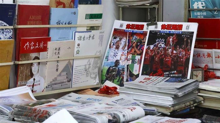 Các sản phẩm được bày bán tại quầy báo. Ảnh: City News Service