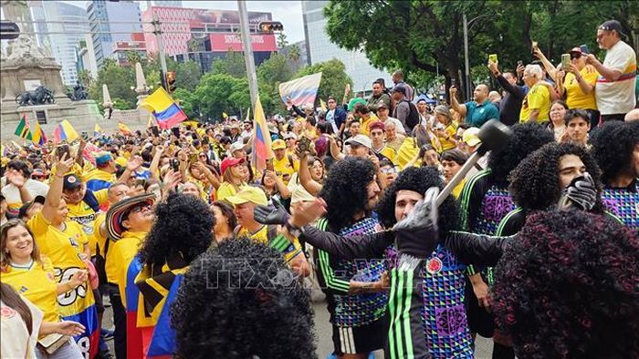 Cổ động viên Colombia biến đại lộ Paseo de la Reforma giữa lòng thủ đô Mexico City thành một biển màu vàng rực rỡ trước trận đấu của đội tuyển Colombia. Ảnh minh họa: Phi Hùng/PV TTXVN tại Mexico