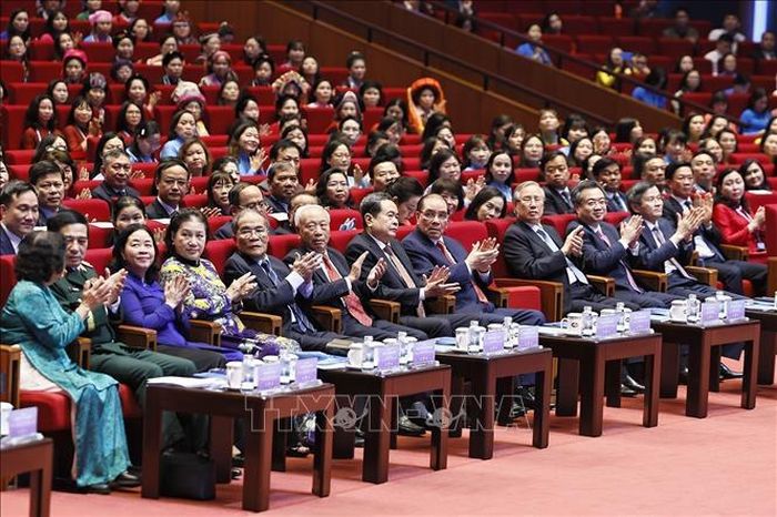 Nguyên Tổng Bí thư Nông Đức Mạnh, Chủ tịch Quốc hội Trần Thanh Mẫn, các đồng chí lãnh đạo, nguyên lãnh đạo Đảng, Nhà nước và đại biểu dự khai mạc đại hội. Ảnh: Doãn Tấn/TTXVN
