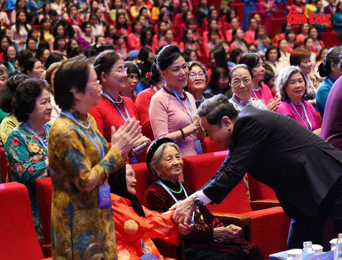 Chủ tịch Quốc hội Trần Thanh Mẫn thăm hỏi các Mẹ Việt Nam Anh hùng tham gia Đại hội.