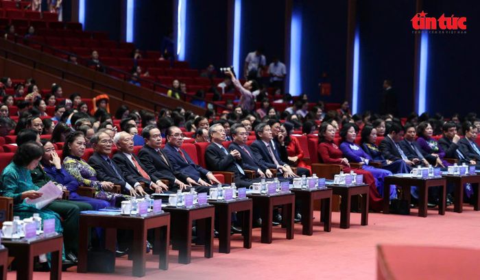 Các đồng chí lãnh đạo Đảng, Nhà nước, cùng các đại biểu tham dự phiên trọng thể Đại hội.