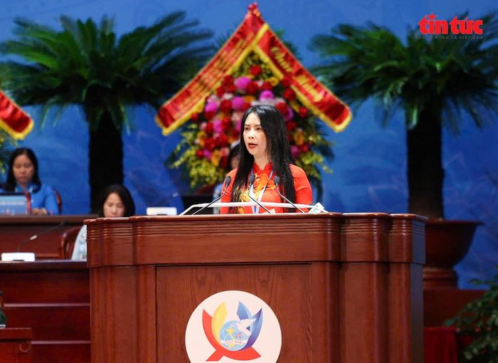 Bà Trần Lan Phương, Phó Chủ tịch Thường trực Hội LHPN Việt Nam trình bày báo cáo tóm tắt kết quả phong trào phụ nữ và công tác Hội giai đoạn 2022 - 2026; phương hướng, nhiệm vụ nhiệm kỳ 2026 - 2031.