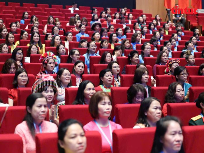 Các nữ đại biểu đa dạng dân tộc, tôn giáo, độ tuổi tham dự đại hội.