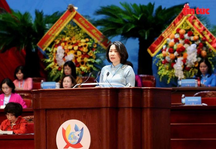 Bà Lê Kim Anh, Chủ tịch Hội LHPN TP Hà Nội tham luận tại Đại hội.