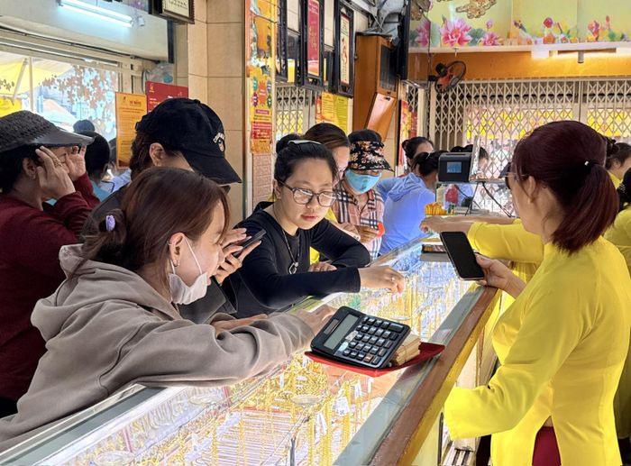 Nhân viên cửa hàng vàng tư vấn cho khách hàng về giá vàng miếng, vàng nhẫn và các sản phẩm tích trữ trong bối cảnh thị trường biến động. Ảnh: Nguyễn Hoàng/Báo Tin tức và Dân tộc