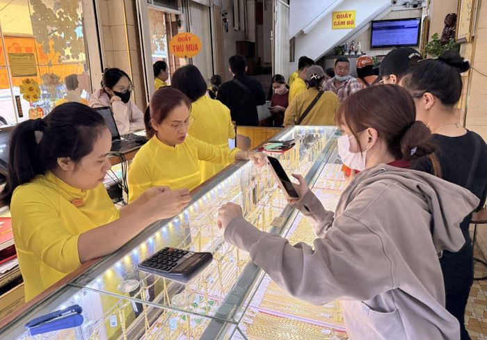 Khách hàng đến giao dịch tại cửa hàng vàng Mi Hồng, phường Bình Thạnh, TP Hồ Chí Minh. Ảnh: Nguyễn Hoàng/Báo Tin tức và Dân tộc