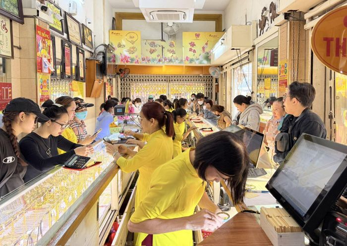 Thị trường vàng trong nước ghi nhận lượng khách đến giao dịch khá đông sau những biến động liên tiếp của giá vàng trong các phiên gần đây. Ảnh: Nguyễn Hoàng/Báo Tin tức và Dân tộc