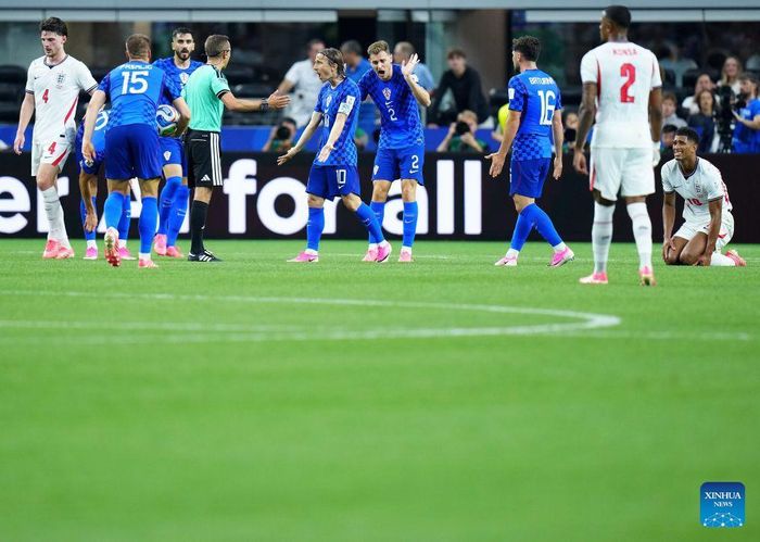 Luka Modric (thứ 5 từ trái) của Croatia trao đổi với trọng tài Clement Turpin trong trận đấu thuộc bảng L giữa Anh và Croatia tại World Cup 2026. Ảnh: THX