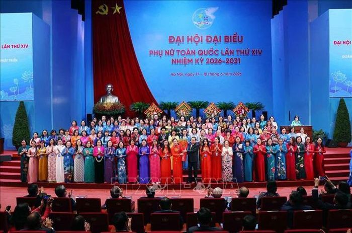 Chủ tịch Quốc hội Trần Thanh Mẫn tặng hoa, chúc mừng Ban Chấp hành Trung ương Hội Liên hiệp Phụ nữ Việt Nam khóa XIV ra mắt Đại hội. Ảnh: Văn Điệp/TTXVN