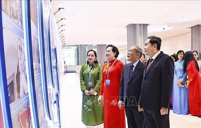 Chủ tịch Quốc hội Trần Thanh Mẫn tham quan triển lãm. Ảnh: Doãn Tấn/TTXVN
