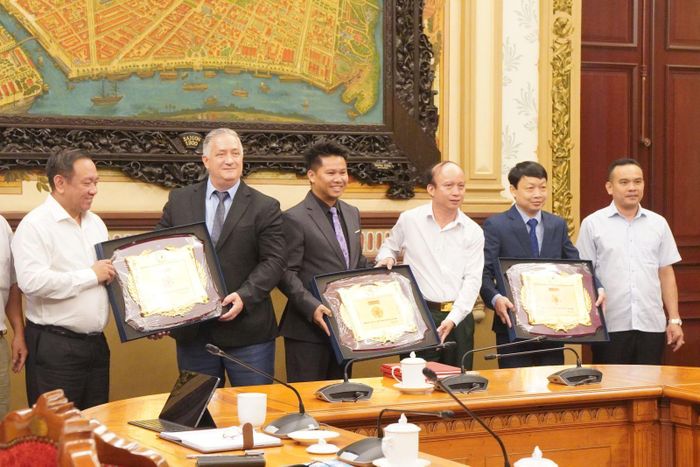TP Hồ Chí Minh tặng quà lưu niệm cho các chuyên gia thuộc Đại học Công nghệ Texas nhằm ghi nhận sự hỗ trợ trong công tác nghiên cứu, chia sẻ tư liệu chiến tranh trong sáng 18/6.