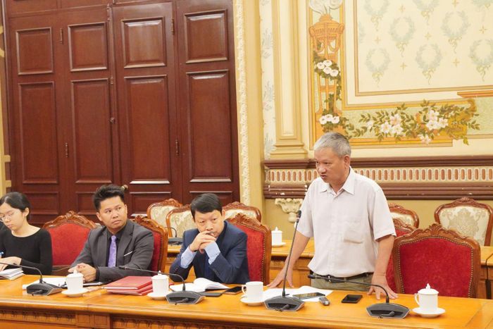 Kiến trúc sư Nguyễn Xuân Thắng, thành viên Hội Hỗ trợ gia đình liệt sĩ Việt Nam đang chia sẻ thông tin về việc đi tìm các liệt sĩ.