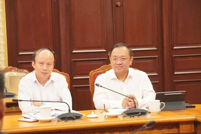 Thiếu tướng Nguyễn Thành Trung, Chính ủy Bộ Tư lệnh TP Hồ Chí Minh (bìa phải) cung cấp thông tin về việc tìm kiếm hài cốt liệt sĩ trên địa bàn.