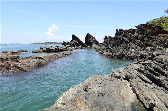 Vẻ đẹp nguyên sơ của những bài đá ở khu vực Bàn Than được thiên nhiên sắp đặt như một tác phẩm nghệ thuật giữa biển.