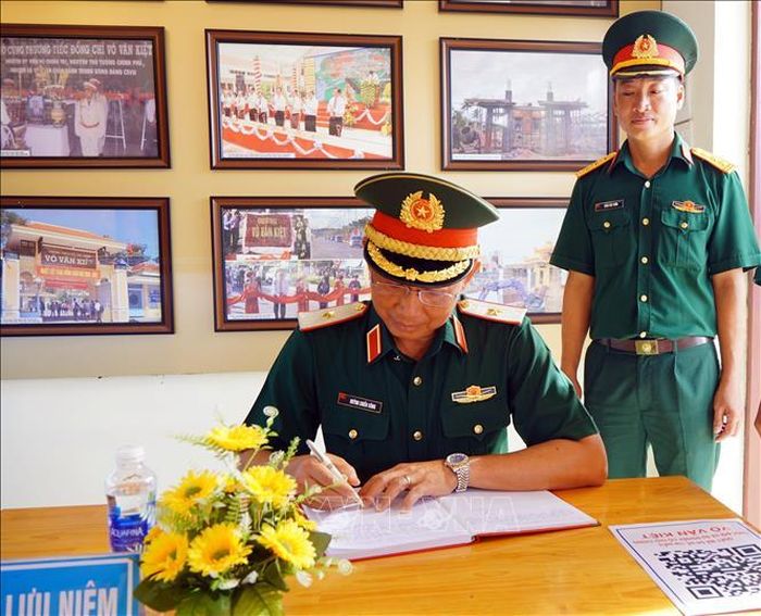 Thiếu tướng Huỳnh Chiến Công, Phó Tham mưu trưởng Quân khu 9, ghi sổ lưu niệm tại khu di tích. Ảnh: TTXVN phát
