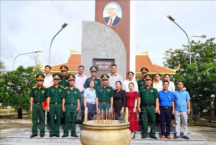 Các đại biểu dâng hương tại khu tưởng niệm cố Thủ tướng Võ Văn Kiệt. Ảnh: TTXVN phát