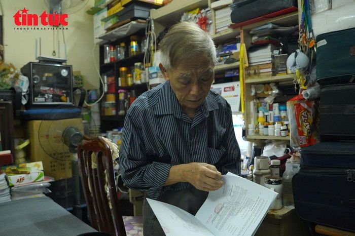 Lật dở từng trang hợp đồng, ông Thìn vẫn không nghĩ mình lại rơi vào hoàn cảnh này.