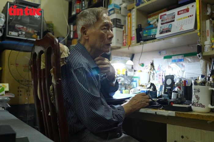 Ông Thìn nghẹn ngào kể lại sự việc, ông chỉ lo không lấy được lại nhà, con cháu sẽ không có chỗ ở.