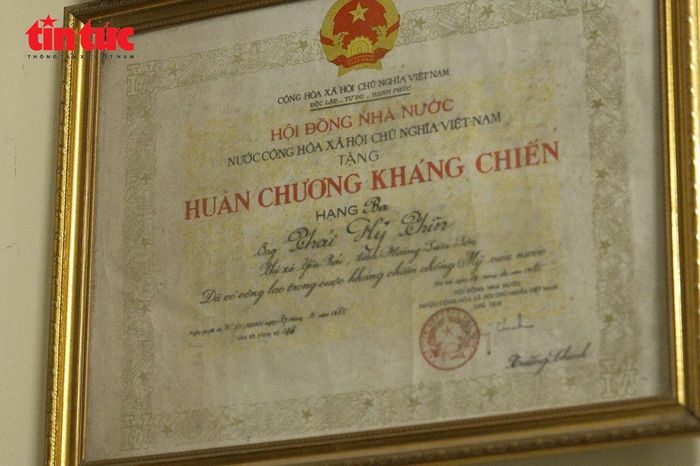 Ông Thái Hỷ Thìn từng là bác sĩ, được Nhà nước tặng Huân chương Kháng chiến hạng Ba vì những đóng góp trong thời kỳ kháng chiến chống Mỹ.