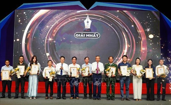 Lãnh đạo thành phố Đà Nẵng trao giải Nhất cho các tác giả, nhóm tác giả. Ảnh: Trần Tĩnh/TTXVN