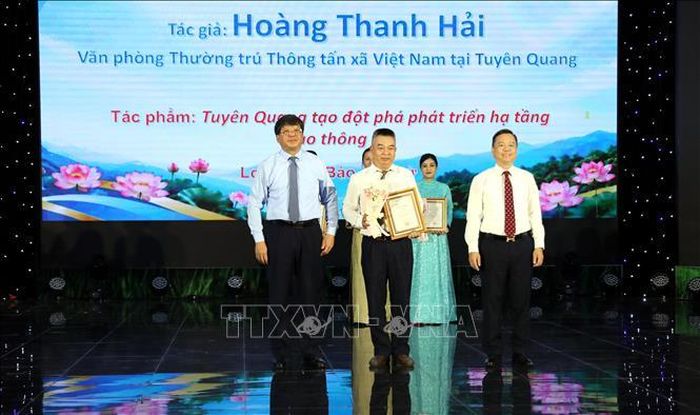 Nhà báo Hoàng Thanh Hải, Trưởng Cơ quan thường trú TTXVN tại Tuyên Quang đạt giải B, Giải Báo chí tỉnh Tuyên Quang lần thứ VII năm 2026. Ảnh: Quang Cường/TTXVN
