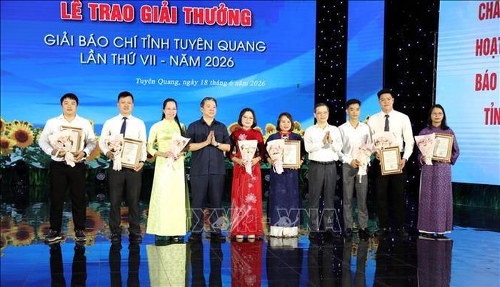 Ban Tổ chức trao giải A cho các tác giả. Ảnh: Quang Cường/TTXVN
