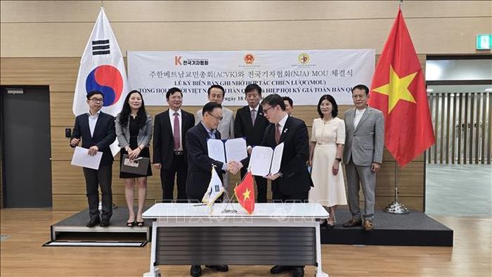 Ông Đào Tuấn Hùng, Chủ tịch AVCK và ông Choi Jong Yeop, Chủ tịch Hiệp hội báo chí quốc gia Hàn Quốc, trao bản hợp tác tại lễ ký. Ảnh: Đức Thắng/PV TTXVN tại Hàn Quốc