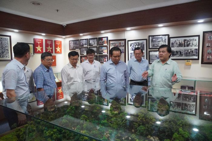 Chủ tịch UBND TP Hồ Chí Minh Nguyễn Văn Được tham quan Phòng Tuyền thống của Trung tâm Thông tin TTXVN khu vực phía Nam.