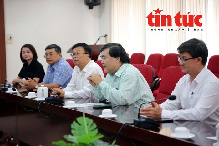 Lãnh đạo TP Hồ Chí Minh và cán bộ, phóng viên Trung tâm Thông tin TTXVN khu vực phía Nam tại buổi gặp mặt nhân dịp kỷ niệm 101 năm Ngày Báo chí Cách mạng Việt Nam.