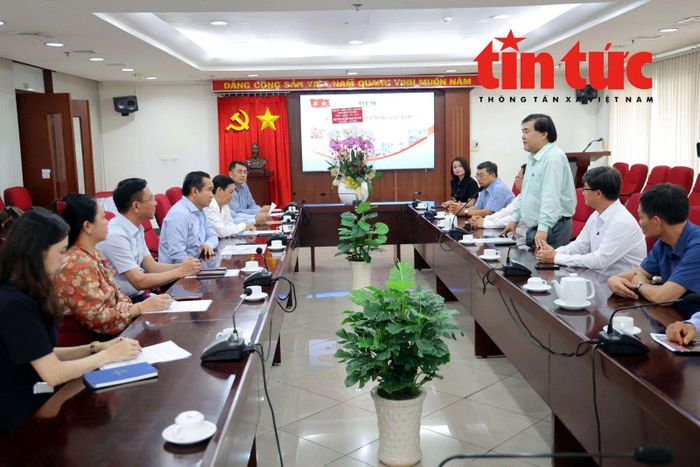 Ông Nguyễn Quốc Tuấn, Ủy viên Ban Thường vụ Đảng ủy TTXVN, Bí thư Đảng ủy, Giám đốc Trung tâm Thông tin TTXVN khu vực phía Nam chia sẻ về công tác thông tin, tuyên truyền về TP Hồ Chí Minh trên các nền tảng của TTXVN.