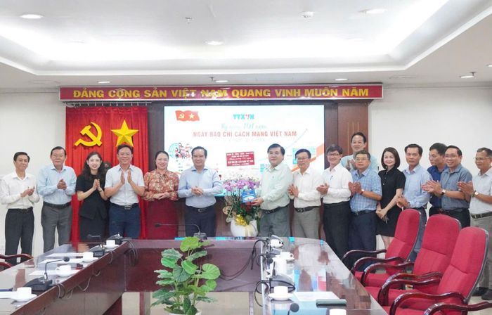 Chủ tịch UBND TP Hồ Chí Minh Nguyễn Văn Được tặng hoa và quà chúc mừng tập thể cán bộ, phóng viên, biên tập viên Trung tâm Thông tin TTXVN khu vực phía Nam nhân kỷ niệm 101 năm Ngày Báo chí Cách mạng Việt Nam.