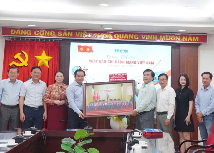 Đại diện Trung tâm Thông tin TTXVN khu vực phía Nam trao tặng Chủ tịch UBND TP Hồ Chí Minh bức ảnh lưu niệm về Đoàn đại biểu Đảng bộ TP Hồ Chí Minh chụp ảnh lưu niệm với lãnh đạo Đảng, Nhà nước, Chính phủ tại Đại hội Đại biểu toàn quốc lần thứ 14 của Đảng.