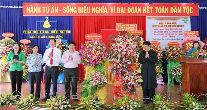 Lãnh đạo tỉnh An Giang tặng hoa chúc mừng Đại lễ Tam hợp năm 2026 Phật giáo Tứ Ân Hiếu Nghĩa.