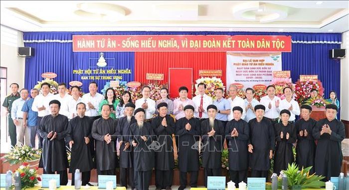 Đại biểu cùng các vị trong Ban Trị sự Trung ương Phật hội Tứ Ân Hiếu Nghĩa nhân Đại lễ Tam hợp năm 2026.