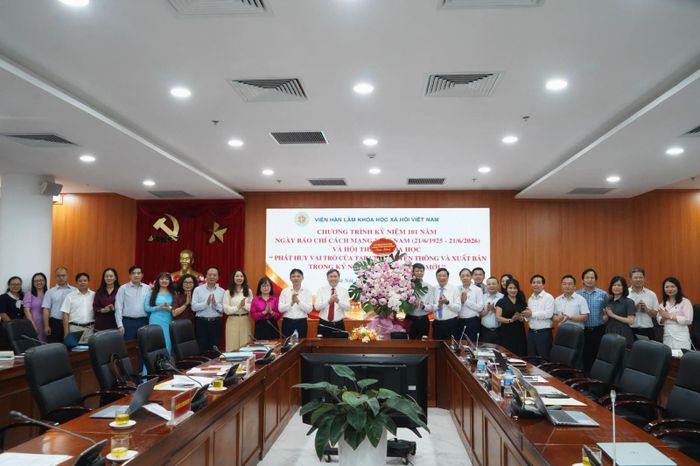 Tặng hoa, chup ảnh lưu niệm với các đơn vị làm truyền thông, báo chí, xuất bản của Viện Hàn lâm Khoa học xã hội Việt Nam.