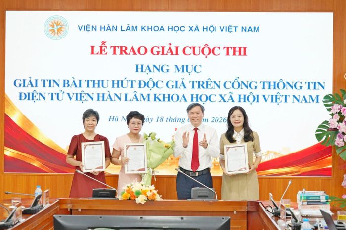 Trao giải thưởng cuộc thi “Kết nối tri thức - Lan tỏa giá trị - Kiến tạo hệ sinh thái truyền thông số” cho các đơn vị.