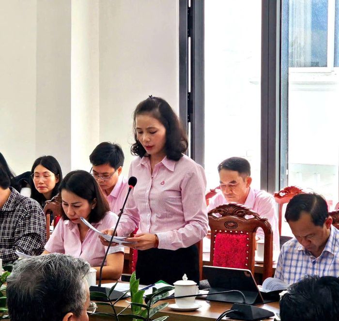 Giám đốc kiêm Bí thư Chi bộ Đảng NHCSXH tỉnh Lâm Đồng, bà Nguyễn Thị Ngọc Thu, phát biểu tại Hội nghị nâng cao chất lượng tín dụng chính sách ở Lâm Đồng.