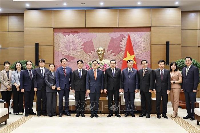 Chủ tịch Quốc hội Trần Thanh Mẫn chụp ảnh lưu niệm với đại biểu. Ảnh: Doãn Tấn/TTXVN