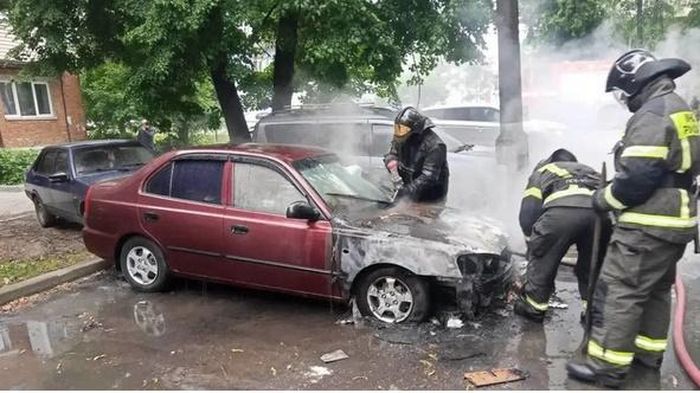Lực lượng cứu hỏa dập tắt đám cháy trên một chiếc xe hơi sau vụ tấn công bằng UAV của Ukraine tại vùng Moskva. Ảnh: Telegram/Andrey Vorobyev