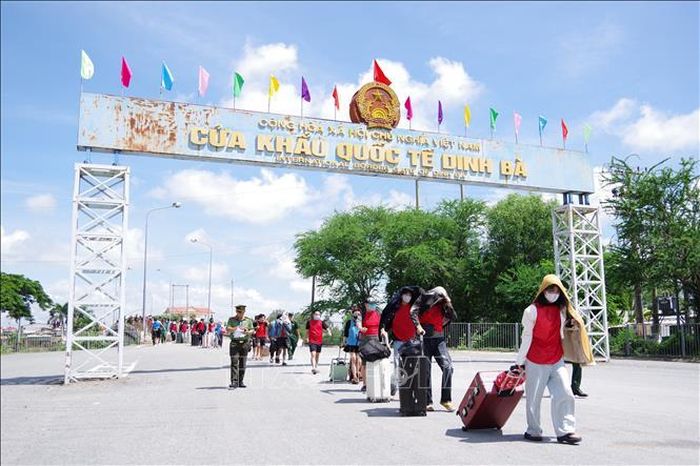 Công dân Việt Nam do lực lượng chức năng Campuchia trao trả tại Cửa khẩu quốc tế Dinh Bà (xã Tân Hộ Cơ, tỉnh Đồng Tháp)