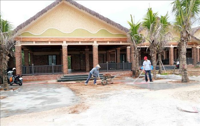 Dọn dẹp vệ sinh trước khuôn viên nhà hàng tại khu dịch vụ du lịch ven biển Cửa Việt (Quảng Trị) để đưa vào hoạt động trong thời gian tới.