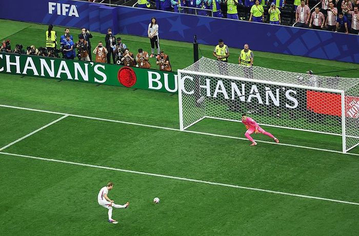 Harry Kane mở tỷ số từ chấm phạt đền. Ảnh AFP