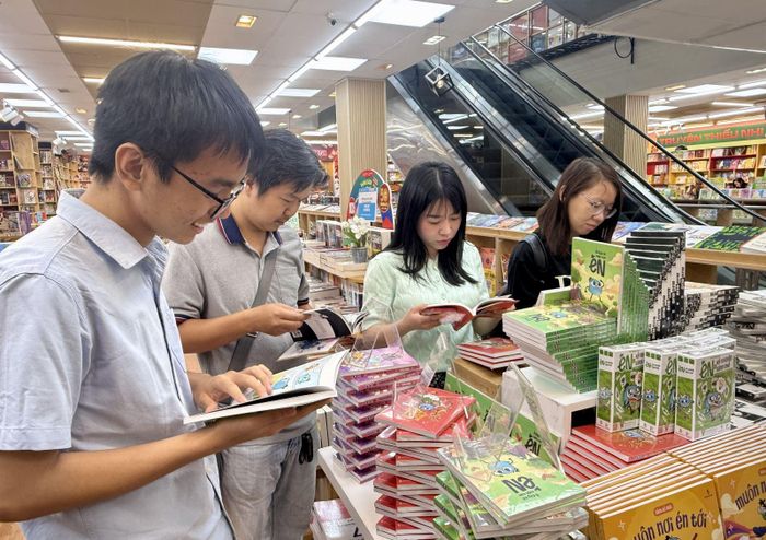 Gia Khánh cùng các độc giả yêu mến truyện tranh.