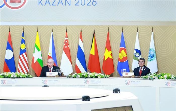 Tổng thống Nga Vladimir Putin và Thủ tướng Lê Minh Hưng cùng Trưởng đoàn các nước tham dự Hội nghị Cấp cao Kỷ niệm 35 năm quan hệ ASEAN - Nga làm việc về hội nhập Á-Âu. Ảnh: Dương Giang/TTXVN