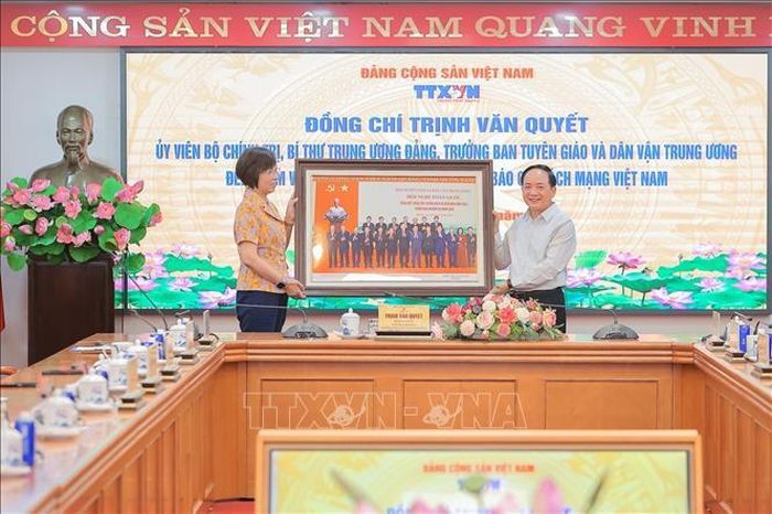 Đồng chí Vũ Việt Trang, Ủy viên Ban Thường vụ Đảng ủy các cơ quan Đảng Trung ương, Phó Trưởng Ban Tuyên giáo và Dân vận Trung ương, Bí thư Đảng ủy, Tổng Giám đốc Thông tấn xã Việt Nam trao ảnh lưu niệm tặng Trưởng Ban Tuyên giáo và Dân vận Trung ương Trịnh Văn Quyết. Ảnh: Lê Đông/TTXVN