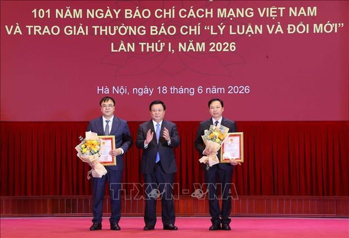 GS. TS Nguyễn Xuân Thắng, Chủ tịch Hội đồng Lý luận Trung ương trao giải Nhất cho 02 tác giả đoạt giải. Ảnh: Văn Điệp/TTXVN