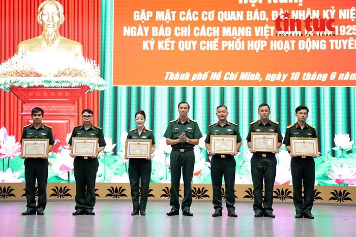 Bộ Tư lệnh TP Hồ Chí Minh trao Giấy khen cho các cá nhân có thành tích trong công tác tuyên truyền về Quân đội và LLVT Thành phố.
